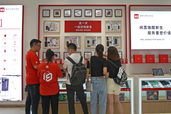 有不少顾客进店咨询。华龙网-新重庆客户端 王钰 摄